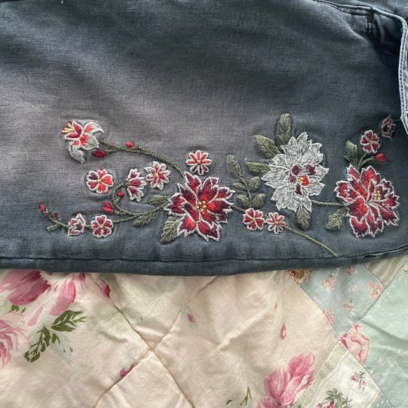 Jeans with flower embroidery - Picture 3 of 4